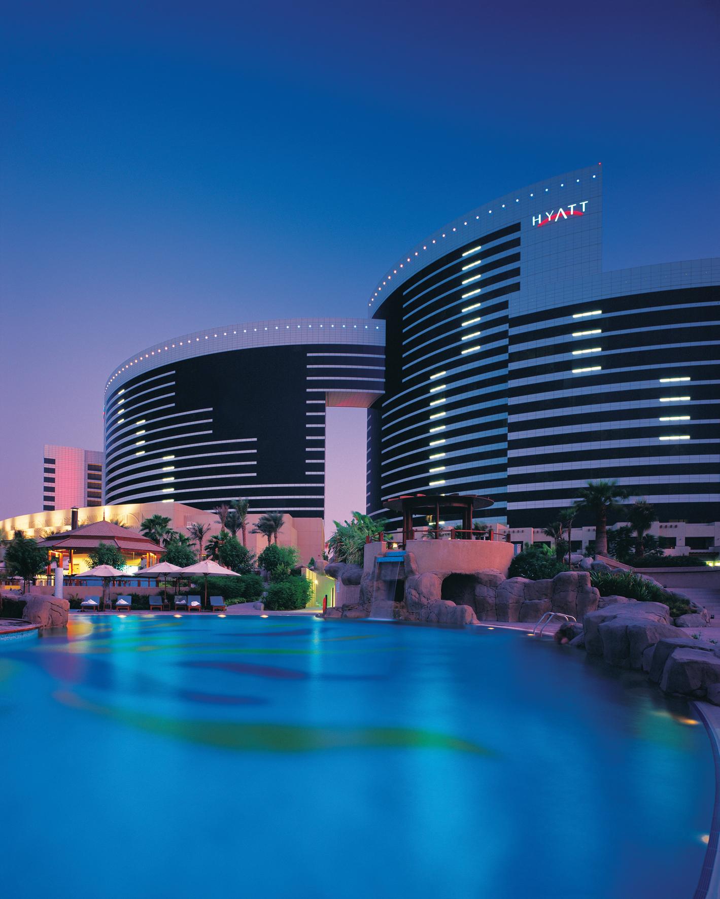 Hotel Grand Hyatt Dubai Esterno foto The hotel at night